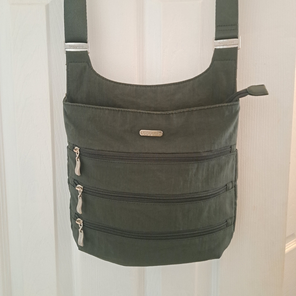 Baggallini Crossbody Purse, Grey/Pink. Gently Used.